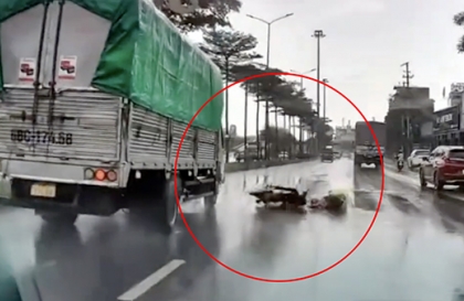 Clip TNGT: Lao xe như ăn cướp, tài xế Toyota Veloz đâm văng người đi xe máy vào gầm ô tô