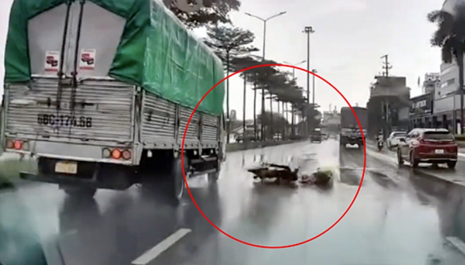 Clip TNGT: Lao xe như ăn cướp, tài xế Toyota Veloz đâm văng người đi xe máy vào gầm ô tô
