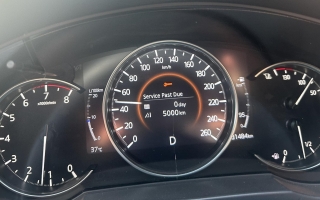 Sao xe CX-5 của em mới bảo dưỡng mà vẫn cảnh báo thế ạ?