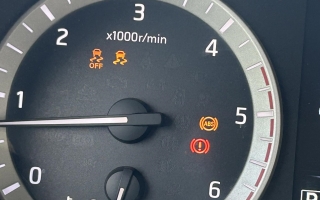Các cao nhân cho hỏi Nissan Navara bị lỗi Abs với ạ