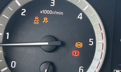 Các cao nhân cho hỏi Nissan Navara bị lỗi Abs với ạ