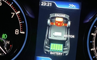 Pin Hybrid của Suzuki XL7 có phải bị hỏng do sạc vào nhiều khi đổ đèo?