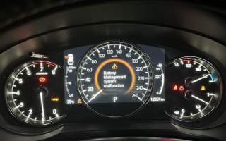 Xe Mazda CX-5 báo lỗi thế này dù ắc quy đã sạc đầy là bị sao ạ?