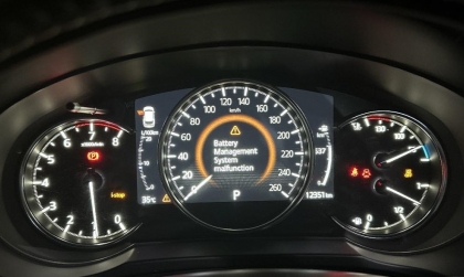Xe Mazda CX-5 báo lỗi thế này dù ắc quy đã sạc đầy là bị sao ạ?