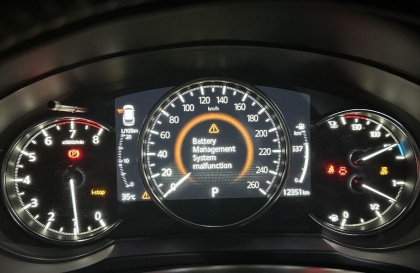 Xe Mazda CX-5 báo lỗi thế này dù ắc quy đã sạc đầy là bị sao ạ?