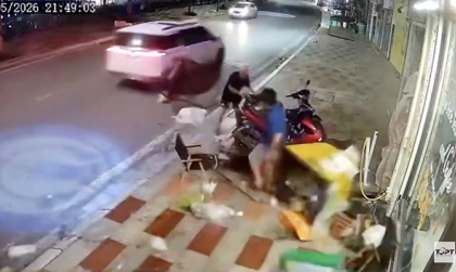 Clip TNGT: Các bác tinh mắt xem cái xe trắng là xe gì vậy?
