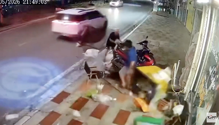 Clip TNGT: Các bác tinh mắt xem cái xe trắng là xe gì vậy?