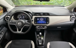 Các cụ cho hỏi xe Almera có thể mở cốp sau từ trong xe không?