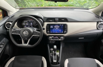Các cụ cho hỏi xe Almera có thể mở cốp sau từ trong xe không?