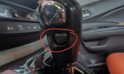 Nút bấm ở cần số Honda CR-V bị kẹt thế này có phải sửa không?