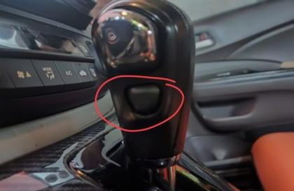 Nút bấm ở cần số Honda CR-V bị kẹt thế này có phải sửa không?