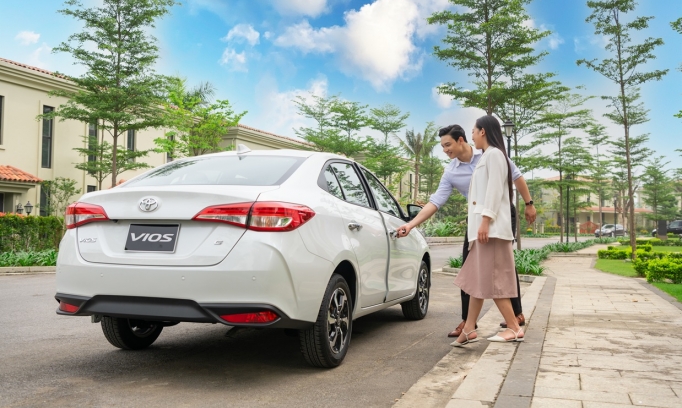 Gói cả tương lại vào khoang xe, Toyota Vios cùng gia đình trẻ “bỏ phố về quê”