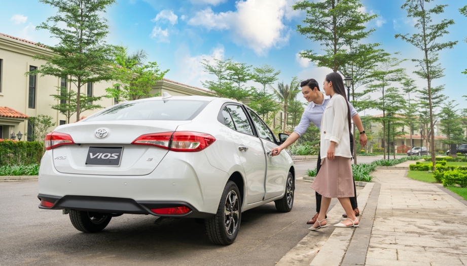 Gói cả tương lại vào khoang xe, Toyota Vios cùng gia đình trẻ “bỏ phố về quê”