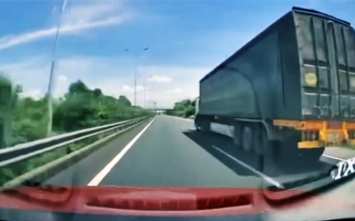 Clip: Toàn cảnh một vụ bị lật nắp ca-pô khi đang di chuyển với tốc độ 100 km/h