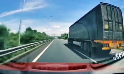 Clip: Toàn cảnh một vụ bị lật nắp ca-pô khi đang di chuyển với tốc độ 100 km/h