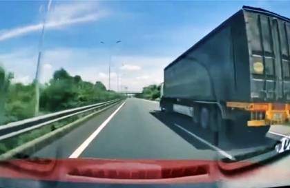 Clip: Toàn cảnh một vụ bị lật nắp ca-pô khi đang di chuyển với tốc độ 100 km/h