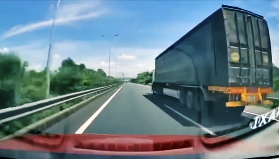 Clip: Toàn cảnh một vụ bị lật nắp ca-pô khi đang di chuyển với tốc độ 100 km/h