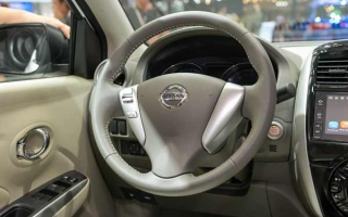 Nước mưa ngấm vào trong xe Nissan Sunny bằng đường nào nhỉ?