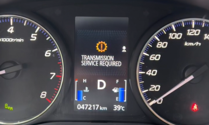 Các bác cho hỏi xe Mitsubishi Outlander báo thế này là bị sao ạ?