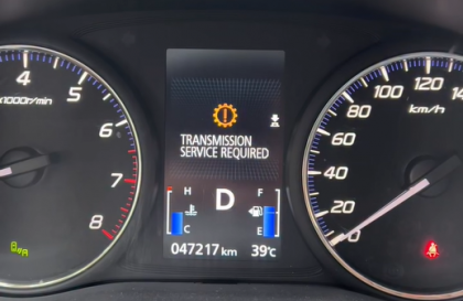 Các bác cho hỏi xe Mitsubishi Outlander báo thế này là bị sao ạ?