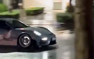 Clip: Tài xế cầm lái Porsche 718 Boxster thể hiện drift trong khu dân cư