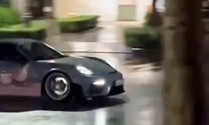Clip: Tài xế cầm lái Porsche 718 Boxster thể hiện drift trong khu dân cư
