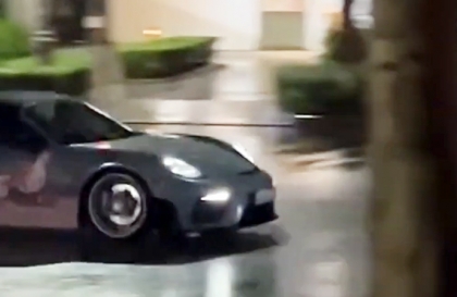 Clip: Tài xế cầm lái Porsche 718 Boxster thể hiện drift trong khu dân cư
