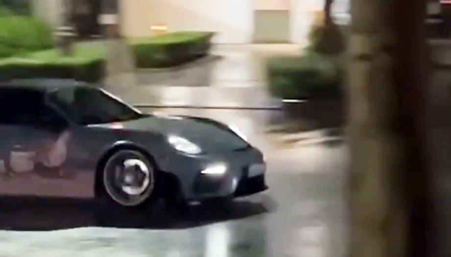 Clip: Tài xế cầm lái Porsche 718 Boxster thể hiện drift trong khu dân cư