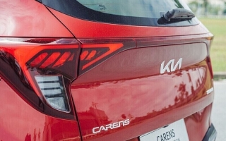 Cốp điện Kia Carens không bấm được trên chìa là sao các bác?