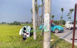 Ảnh TNGT: Va chạm với tốc độ cao cùng VinFast VF 5, Ford Territory văng thẳng xuống ruộng