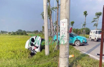 Ảnh TNGT: Va chạm với tốc độ cao cùng VinFast VF 5, Ford Territory văng thẳng xuống ruộng