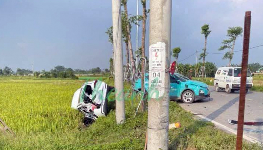 Ảnh TNGT: Va chạm với tốc độ cao cùng VinFast VF 5, Ford Territory văng thẳng xuống ruộng