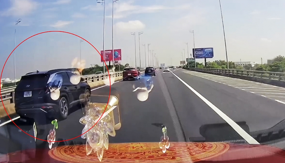 Clip: Từ làn 100km/h, tài xế Hyundai Tucson tạt đầu xe khác không thương tiếc để ra khỏi cao tốc