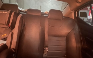 Cho em hỏi dây an toàn Nissan Almera bị tụt về phía sau này do thiết kế xe đúng không?
