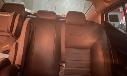 Cho em hỏi dây an toàn Nissan Almera bị tụt về phía sau này do thiết kế xe đúng không?