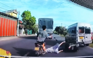 Clip TNGT: Lạng lách vượt ẩu,
