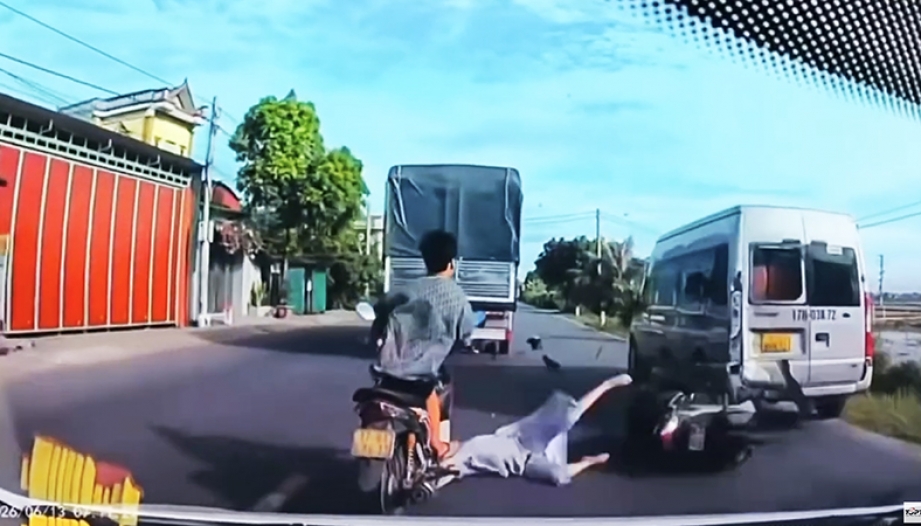 Clip TNGT: Lạng lách vượt ẩu, 