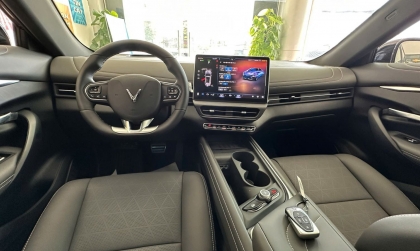 Các bác cho hỏi sao xe VF7 Plus bị tối đen cam sau khi rửa xe?