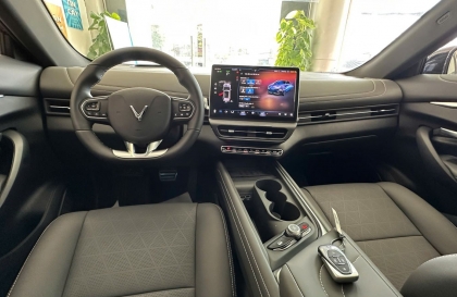 Các bác cho hỏi sao xe VF7 Plus bị tối đen cam sau khi rửa xe?