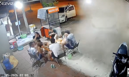 Clip: Lốp xe nổ như bom, khổ thân nhất ông áo trắng...