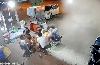 Clip: Lốp xe nổ như bom, khổ thân nhất ông áo trắng...