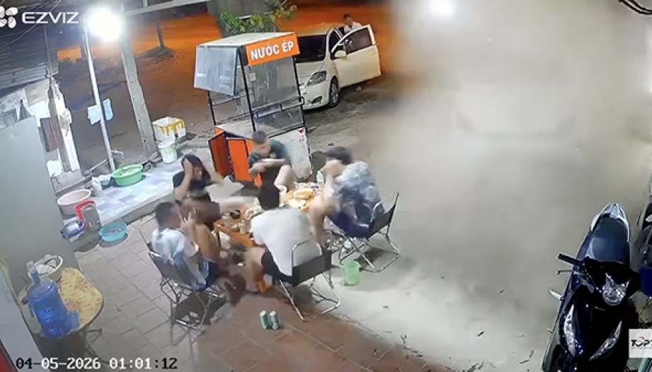 Clip: Lốp xe nổ như bom, khổ thân nhất ông áo trắng...