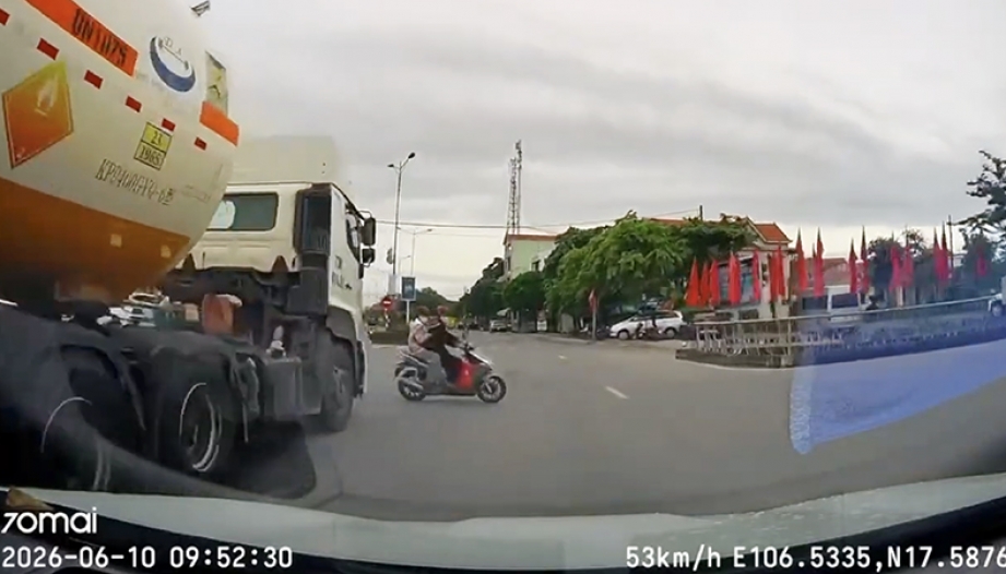 Clip: Không phải VinFast VF 6 đẳng cấp, mà là do người lái chủ quan qua ngã tư không quan sát
