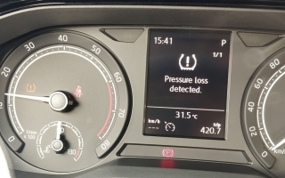 Xin các cụ cho hỏi lỗi áp suất lốp xe Skoda Kushaq thế này