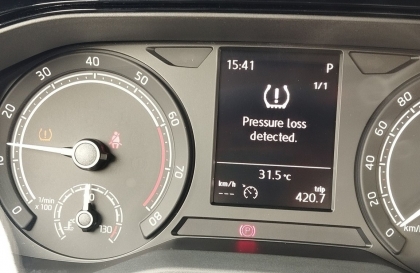 Xin các cụ cho hỏi lỗi áp suất lốp xe Skoda Kushaq thế này