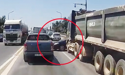Clip: Nhập làn không quan sát, lại đúng điểm mù, Toyota Altis bị đầu kéo đâm quay ngược trên cầu