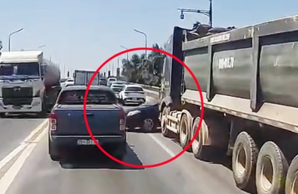 Clip: Nhập làn không quan sát, lại đúng điểm mù, Toyota Altis bị đầu kéo đâm quay ngược trên cầu