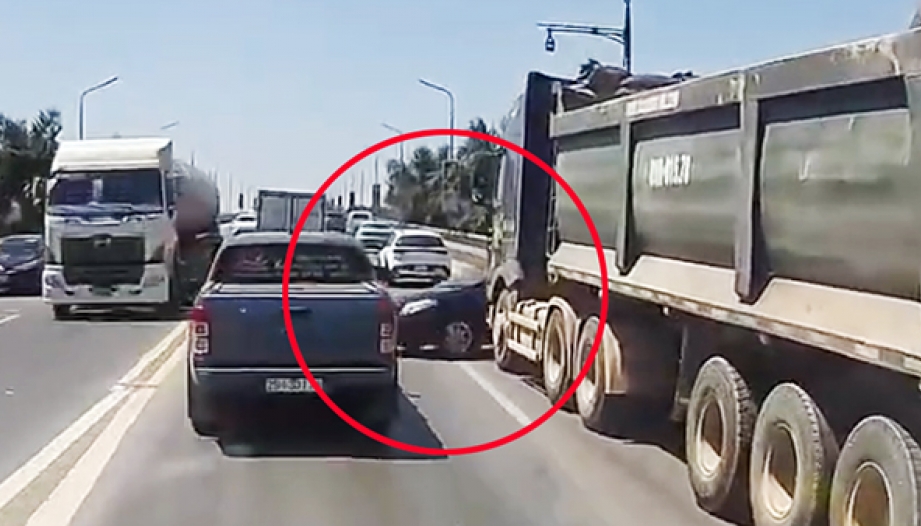 Clip: Nhập làn không quan sát, lại đúng điểm mù, Toyota Altis bị đầu kéo đâm quay ngược trên cầu