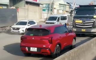 Clip: Tài xế Mitsubishi Xforce, không hiểu vì sao, thản nhiên lao vào đường một chiều đấu đầu xe tải