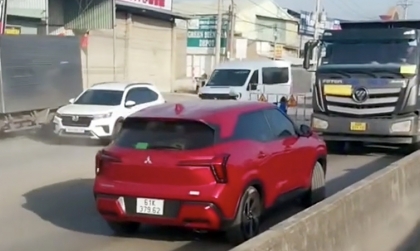 Clip: Tài xế Mitsubishi Xforce, không hiểu vì sao, thản nhiên lao vào đường một chiều đấu đầu xe tải